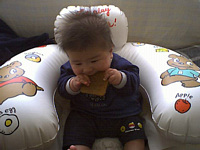 コーズターを必死に食う.変な味〜_(++)