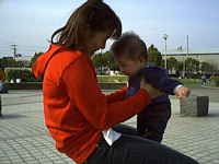 たっちしたいよ〜.でもまだ一人じゃ無理だからしっかり持っててね