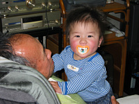 じっこの顔をおいたしてるの.たのし〜!