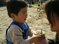 お砂でから〜いジュース作ったから,おかあちゃんが飲んで♪