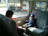 L特急に乗ってご満悦.動かないね〜,この電車.