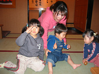 親分はばっちりピース.子分たちは遊びに夢中.