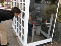 電話ボックスに入って遊んでてなかなか出て来ないよ〜.