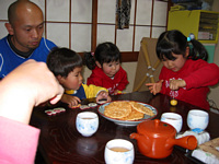 楓親分のやることを何でも二人の子分は一生懸命見て真似するのでした.