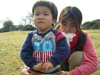 浜名湖SAのちびっこ広場でうんちしてオムツ替えてる所.とうちゃん!何撮ってんの☆\(--;)