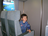 停車中のビスタカーにちゃっかり乗ってニコニコ(^o^)