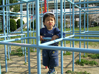 何でシャボン玉無くなったの〜?と言ってるけど,あんたがこぼしたんでしょ!(゚゜;)バキッ☆\(--;)