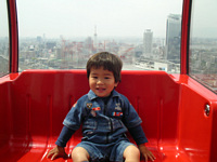 観覧車でたか〜いところまできたよ!電車もいっぱい見れて気持ちよくて楽しいね.