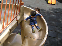 春日井のショッピングセンターはこういった滑り台の広場があって,りくがすごく喜ぶので,寄り道の定番になりそう.