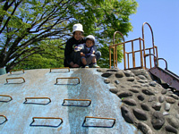 ߏ̌ŊR琅𗬂ėVł܂.VёD