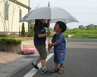傘一本でぐるぐる回って,はしゃいで遊ぶ二人.すごく微笑ましい(*^^*)