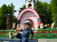 動物のからくり時計の前でハイポーズ!動物さんもいて,楽しかったね.