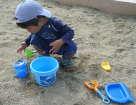 今日買ったばかりの新幹線の砂場セットだよ.2年位前に同じようなセットを買ったのだけど,使い込んでほとんどもう壊れてたのだ.