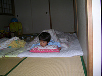 布団の中に入っておばけごっこするのも最近のお気に入り.