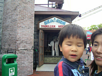 おばけ屋敷の前でおばけの真似?おばけとりくはどっちが怖いかな?