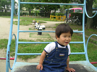 駅前の公園にあるこの動かないブランコが大好き.座ってニコニコお話中.