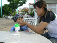 やっぱり暑い時はカキ氷に限るね.大きな口を開けてパクリ!サイコー!