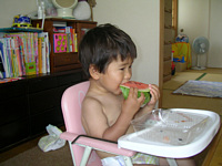 やっぱり夏の日本男児は裸で西瓜をかぶりつくにきまってるでしょっ!