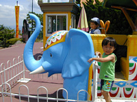 おばけ屋敷の後の二人,きみ君は寡黙に,りくは饒舌になっていた.どちらもかなり怖かったってことみたい.