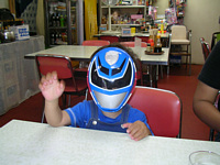 食堂でデカブルー発見!お面はかなり気に入ったようで,家に着いてからもずっと遊んでました♪