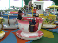 コーヒーカップにのったのは,係りのお姉さんがかわいくてりく好みだったからだけなのだ.回ってる間中お姉さんを探していたもん.