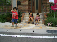 ̉Ƃ̌̃fnEXO.3lŎB낤Ɠl̓X^oCĂꂽ̂ɁA肭͏ƂĒE.