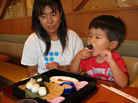 小さな口を精一杯広げて,寿司を一生懸命ほおばってます.