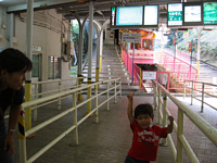 ケーブルカーとハイポーズ!生駒ケーブルはかわいらしいデザインばかりだからりくは大好きなのだ.