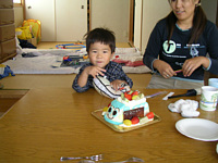 新幹線ケーキかわいいでしょ?チョコで「おめでとう りくより」って書いてもらったんだ.