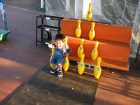 輪投げのピンになったつもり.超スマイルでピース!