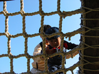 網のしたからハロー!片手はピースをしていられる余裕も.