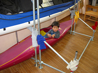 展示してあるカヤックに座っちゃ駄目なんじゃない?怒られるよ〜!