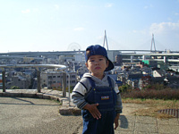 体育館の屋上の展望広場に上がったよ.後ろに見えるのが海遊館の観覧車.