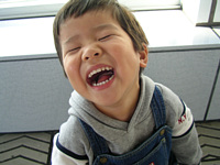 帰りの朝潮橋駅のホームにて.今日一日楽しかったのがこの笑顔で分かるでしょ?