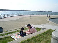 海と噴水を目の前に絶景ポイントで昼ご飯.手をよく拭いてね.