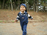 とうちゃん,松ぼっくり拾ったよ!満足げの表情.