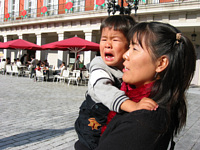 パレードの中の強面の闘牛士にびびって大泣き.