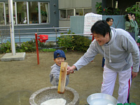 餅つきは中の餅が気になって,杵でうつことにはあまり興味が無かったみたい.ふざけてばかりでした...