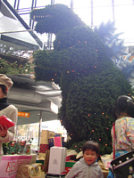 うわぁ〜,ゴジラに襲われる〜!ってゴジラ型のクリスマスツリーでした.