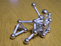 今日買ったイタリア製のマグネットパズル.これだけで3千円!!!高かった分きっと賢くなるはず.無理か?(-。-;)