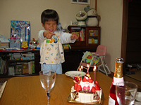 いえ〜い!クリスマスケーキだよ!ろうそく消しま〜す,ぶぅ〜っ!