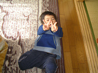 ダブルピース!寒くて部屋の中で過ごしがちだけど,3人で遊べばご機嫌だよ.