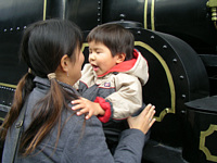 汽車から降りる瞬間.こういう時はまだまだ甘えん坊な顔ですね〜.