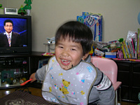 顔が海苔だらけでひげが濃いおっさんのようです.その顔と手で近付かないで〜!