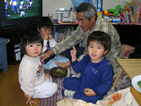 じいちゃんのおつまみの枝豆を孫3人であっという間に平らげてしまいました.じいちゃんは剥いてあげてばかりで食べられなかったって(^_^;)