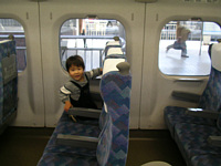 この新幹線でばあちゃんを追いかけるぞ!のぞみだからぬかしちゃう?