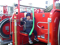 消防士さんが座る席にちょこんと乗って見ました.りくは消防訓練を見て以来消防士さんに憧れてます.