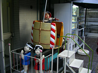 このコイン遊具の子供たちの顔は少し恐い.バックミュージックも悲しい歌で,哀愁漂うおみこし...