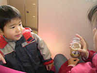 生駒ケーブルでホッとジュース休憩.大はしゃぎだったね.