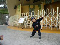 舞台でデカレンジャーになりきって,ポーズしてます.